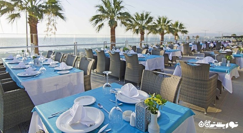 رستوران آلاکارت در فضای باز هتل